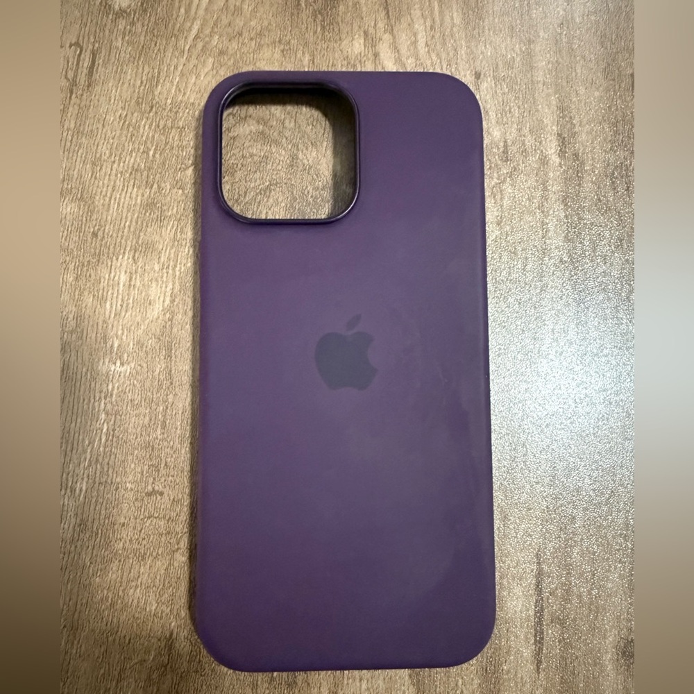 Apple iPhone 16 pro max Deep Purple Silicone Case